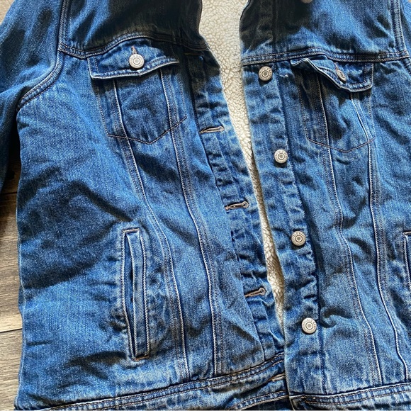 Old Navy || Sherpa Lined Denim Trucker Jacket - Picture 3 of 10